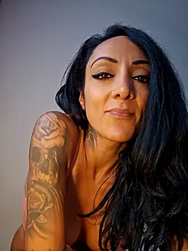 Snapshot of miatemptress69 chatting on 10.11.25 miatemptress69 online show from 10.11.25