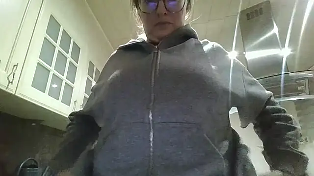 Snapshot of LiquidLeonie chatting on 03.18.26 LiquidLeonie online show from 03.18.26