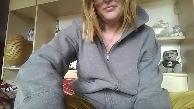 Snapshot of LiquidLeonie chatting on 03.24.26 LiquidLeonie online show from 03.24.26