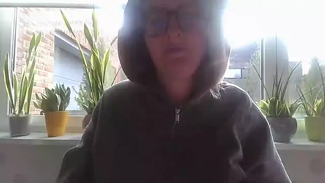 Snapshot of LiquidLeonie chatting on 03.25.26 LiquidLeonie online show from 03.25.26