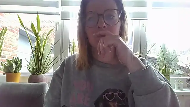 Snapshot of LiquidLeonie chatting on 04.02.26 LiquidLeonie online show from 04.02.26