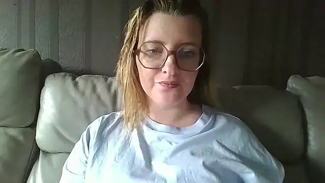 Snapshot of LiquidLeonie chatting on 04.05.26 LiquidLeonie online show from 04.05.26