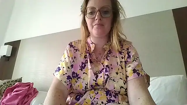 Snapshot of LiquidLeonie chatting on 04.08.26 LiquidLeonie online show from 04.08.26