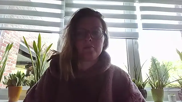 Snapshot of LiquidLeonie chatting on 04.27.26 LiquidLeonie online show from 04.27.26