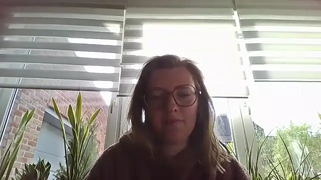 Snapshot of LiquidLeonie chatting on 04.28.26 LiquidLeonie online show from 04.28.26