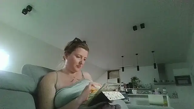 Snapshot of LiquidLeonie chatting on 05.03.26 LiquidLeonie online show from 05.03.26