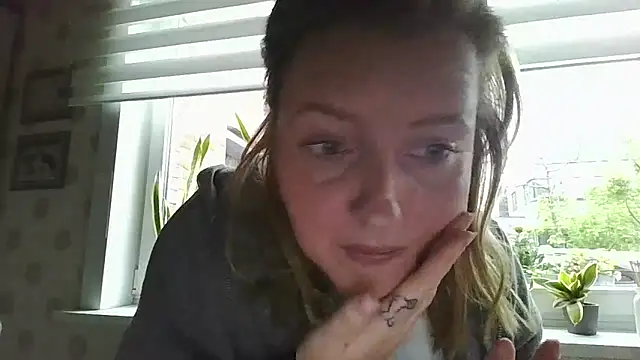 Snapshot of LiquidLeonie chatting on 05.06.26 LiquidLeonie online show from 05.06.26