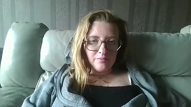 Snapshot of LiquidLeonie chatting on 05.09.26 LiquidLeonie online show from 05.09.26