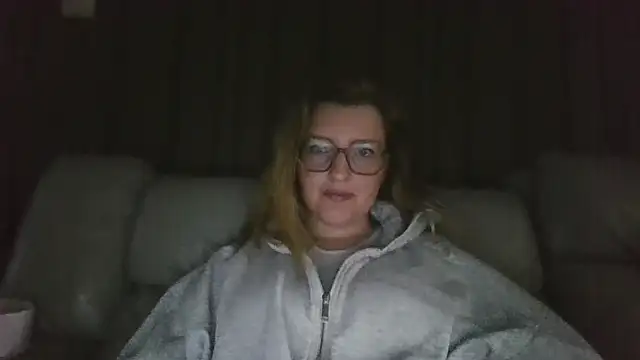 Snapshot of LiquidLeonie chatting on 05.13.26 LiquidLeonie online show from 05.13.26
