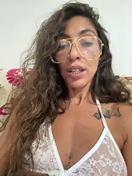 Snapshot of amanilouve chatting on 09.18.25 amanilouve online show from 09.18.25