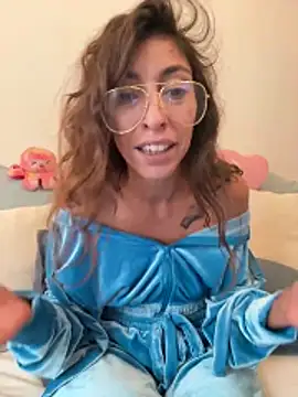 Snapshot of amanilouve chatting on 10.15.25 amanilouve online show from 10.15.25