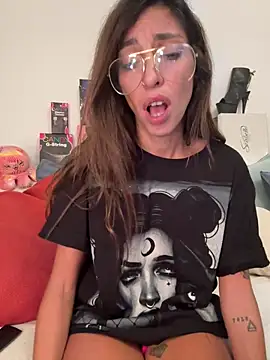 Snapshot of amanilouve chatting on 10.19.25 amanilouve online show from 10.19.25