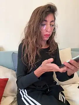 Snapshot of amanilouve chatting on 10.27.25 amanilouve online show from 10.27.25