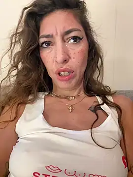 Snapshot of amanilouve chatting on 11.17.25 amanilouve online show from 11.17.25