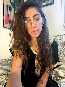 Snapshot of amanilouve chatting on 11.25.25 amanilouve online show from 11.25.25