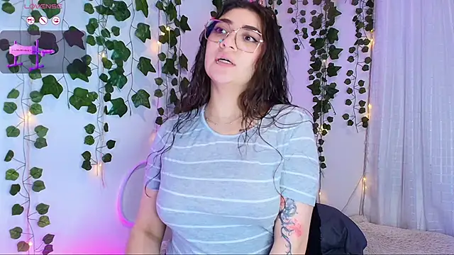 Snapshot of Samii_Evans chatting on 10.10.25 Samii Evans online show from 10.10.25