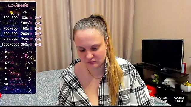 Snapshot of AlanaBrox chatting on 12.08.24 AlanaBrox online show from 12.08.24