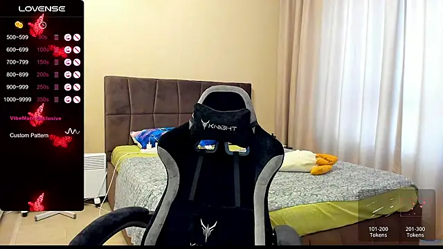 Snapshot of AlanaBrox chatting on 09.17.25 AlanaBrox online show from 09.17.25