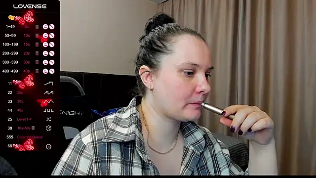 Snapshot of AlanaBrox chatting on 11.28.25 AlanaBrox online show from 11.28.25