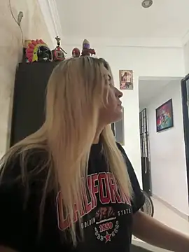 Snapshot of Sarita-candy chatting on 02.25.25 Sarita-candy online show from 02.25.25