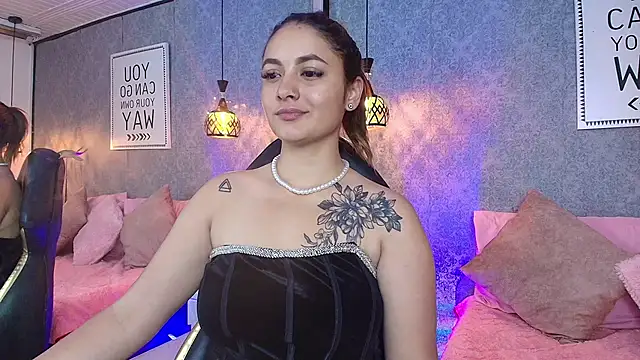 Snapshot of Emiily_W chatting on 02.07.25 Emiily W online show from 02.07.25