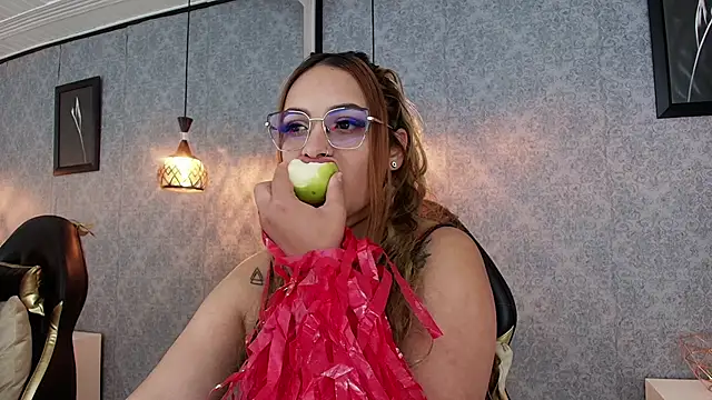 Snapshot of Emiily_W chatting on 09.10.25 Emiily W online show from 09.10.25