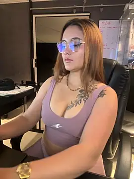 Snapshot of Emiily_W chatting on 09.30.25 Emiily W online show from 09.30.25