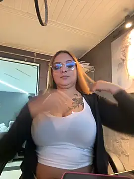 Snapshot of Emiily_W chatting on 10.12.25 Emiily W online show from 10.12.25