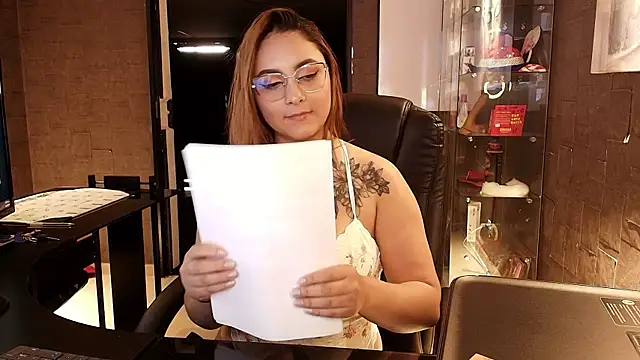 Snapshot of Emiily_W chatting on 10.21.25 Emiily W online show from 10.21.25