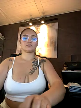 Snapshot of Emiily_W chatting on 10.26.25 Emiily W online show from 10.26.25