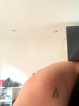 Snapshot of Emiily_W chatting on 10.31.25 Emiily W online show from 10.31.25