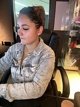 Snapshot of Emiily_W chatting on 12.14.25 Emiily W online show from 12.14.25