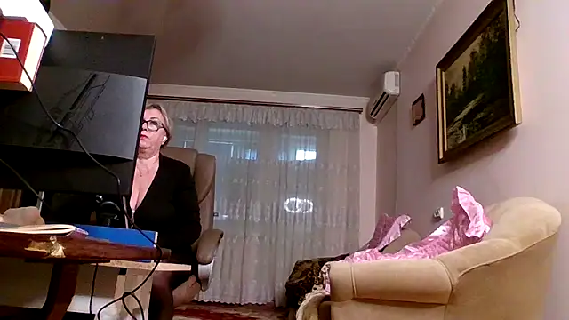 Snapshot of Kallliina chatting on 10.13.25 Kallliina online show from 10.13.25