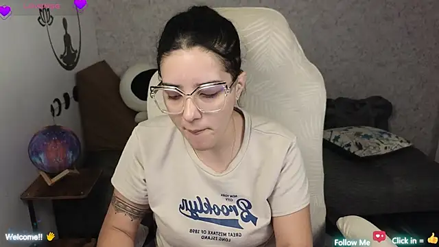 Snapshot of blue__moon_ chatting on 02.17.25 blue moon online show from 02.17.25