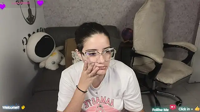Snapshot of blue__moon_ chatting on 03.19.25 blue moon online show from 03.19.25