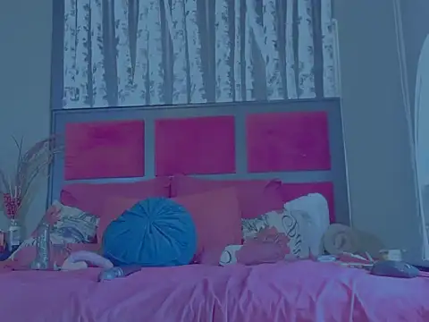 Snapshot of MissParis26 chatting on 10.16.25 MissParis26 online show from 10.16.25