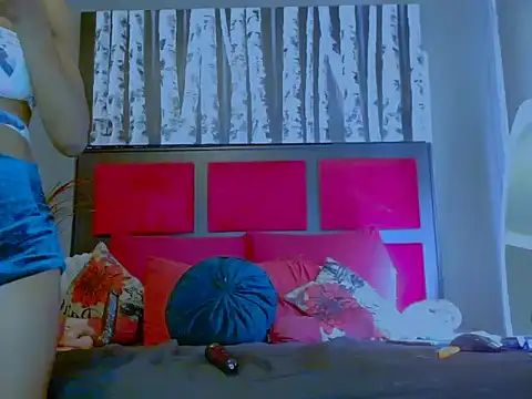 Snapshot of MissParis26 chatting on 10.25.25 MissParis26 online show from 10.25.25