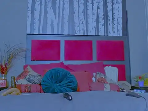 Snapshot of MissParis26 chatting on 11.07.25 MissParis26 online show from 11.07.25