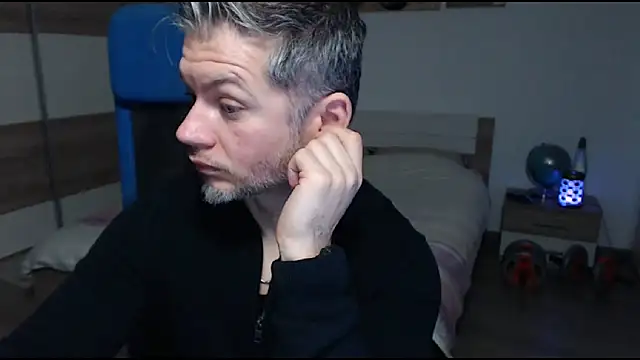 Snapshot of RobbyShawz chatting on 02.14.25 RobbyShawz online show from 02.14.25