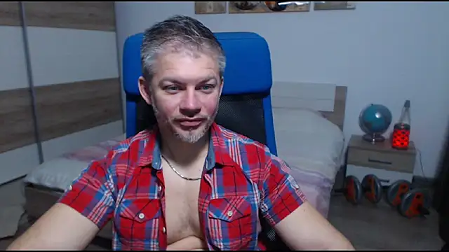 Snapshot of RobbyShawz chatting on 11.19.25 RobbyShawz online show from 11.19.25