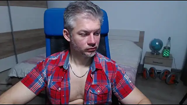 Snapshot of RobbyShawz chatting on 11.19.25 RobbyShawz online show from 11.19.25