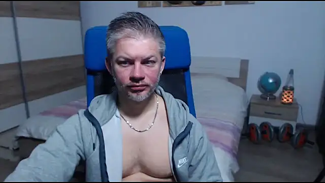 Snapshot of RobbyShawz chatting on 11.25.25 RobbyShawz online show from 11.25.25