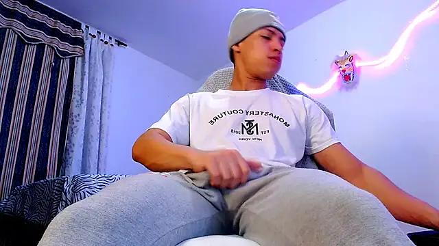 Snapshot of littleyork chatting on 12.19.25 littleyork online show from 12.19.25