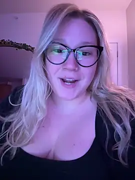 Snapshot of PiggyRose chatting on 03.15.25 PiggyRose online show from 03.15.25