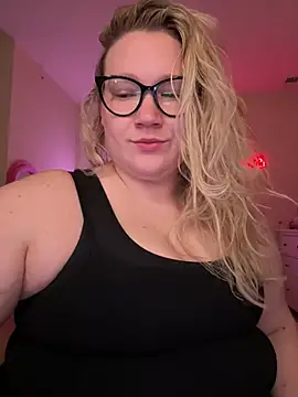 Snapshot of PiggyRose chatting on 03.19.25 PiggyRose online show from 03.19.25