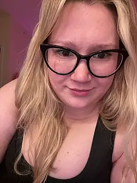 Snapshot of PiggyRose chatting on 03.23.25 PiggyRose online show from 03.23.25