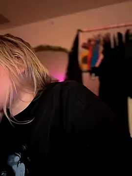 Snapshot of PiggyRose chatting on 10.01.25 PiggyRose online show from 10.01.25