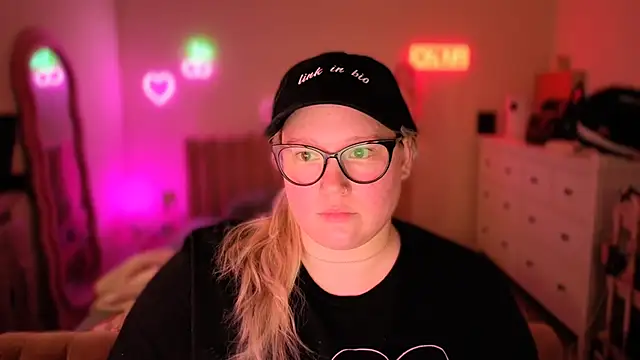 Snapshot of PiggyRose chatting on 10.18.25 PiggyRose online show from 10.18.25