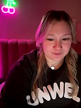 Snapshot of PiggyRose chatting on 12.14.25 PiggyRose online show from 12.14.25