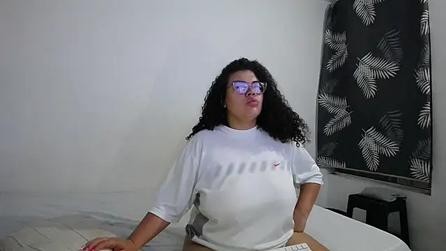 Snapshot of mabigomez00 chatting on 04.21.26 mabigomez00 online show from 04.21.26